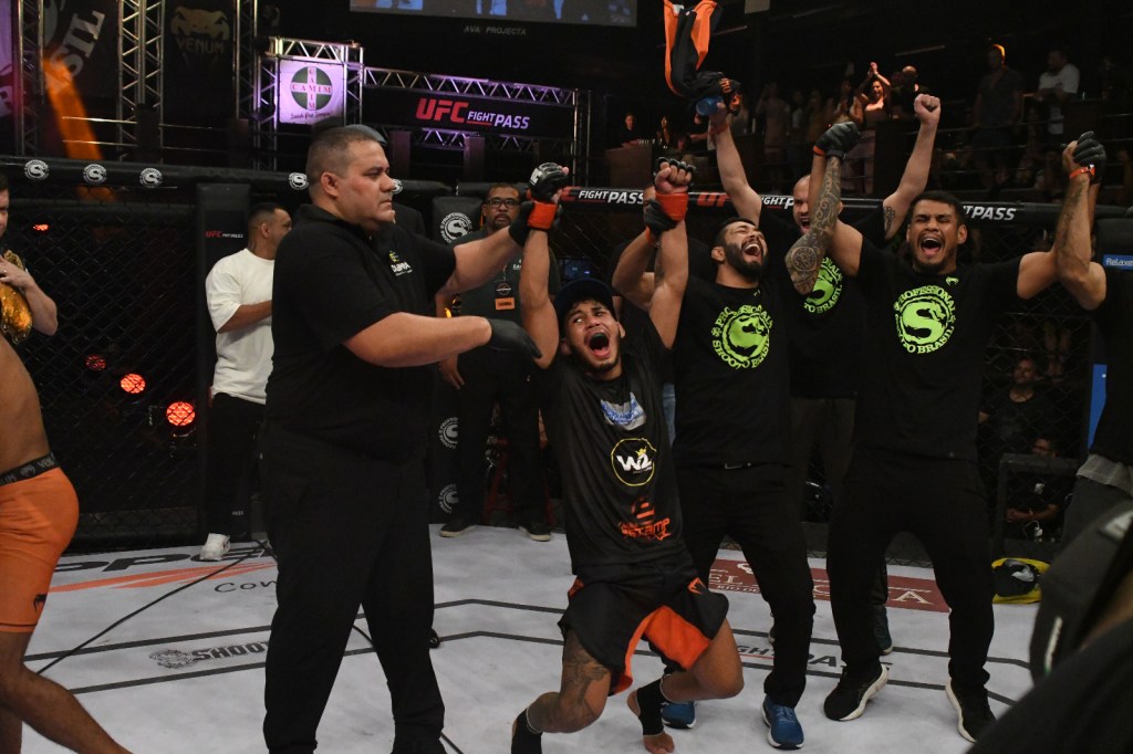 Paulo Victor “Menor CZS” conquista o cinturão após cinco rounds de batalha no Shooto Brasil&nbsp;134