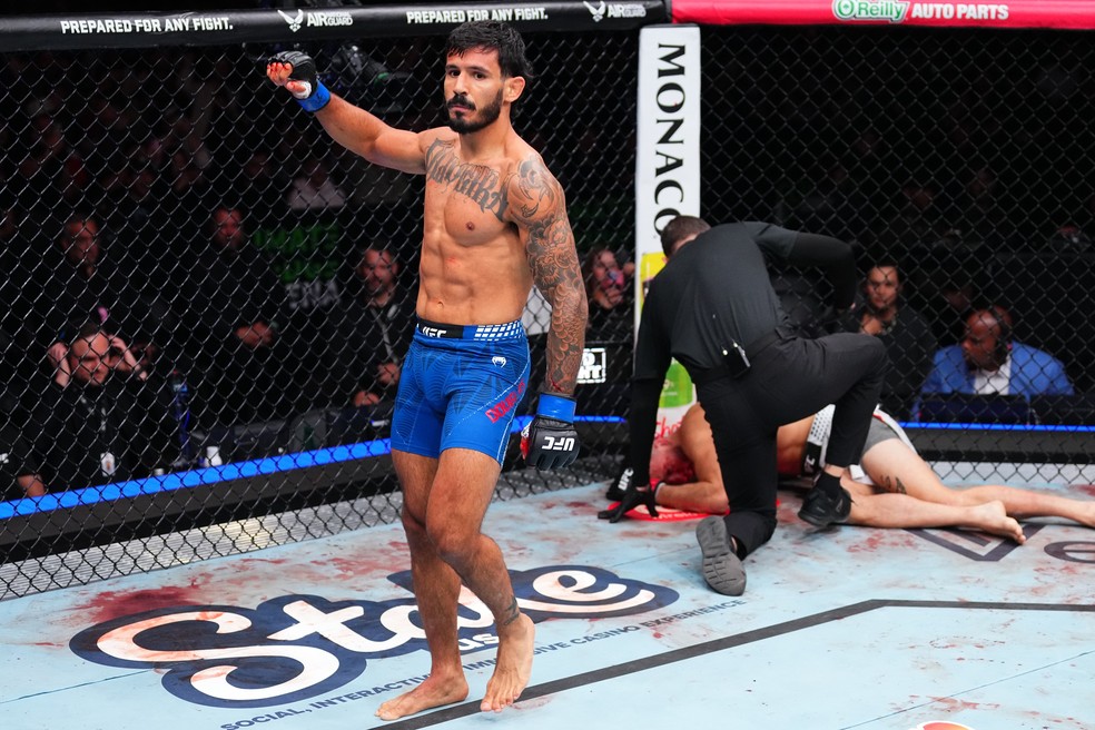 Estreia com Autoridade: Lerryan Douglas ignora o currículo de Erosa e domina o&nbsp;veterano.