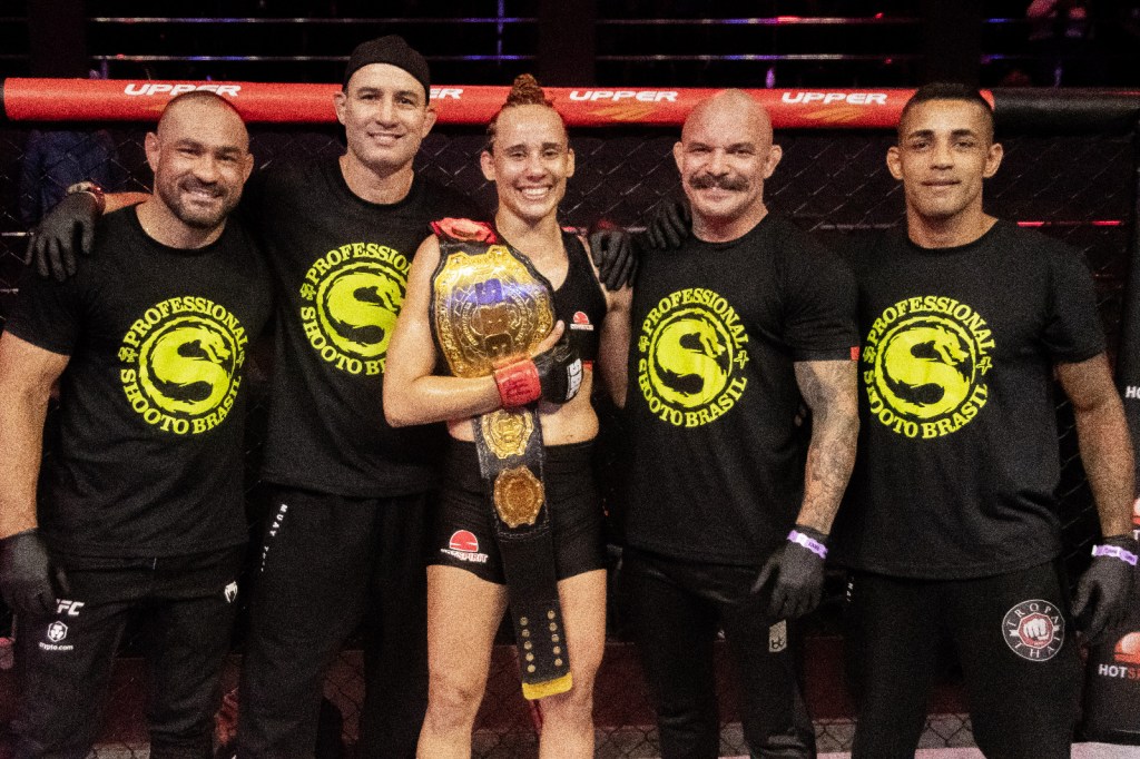 Thalita Soares conquista cinturão peso mosca no Shooto Brasil&nbsp;137